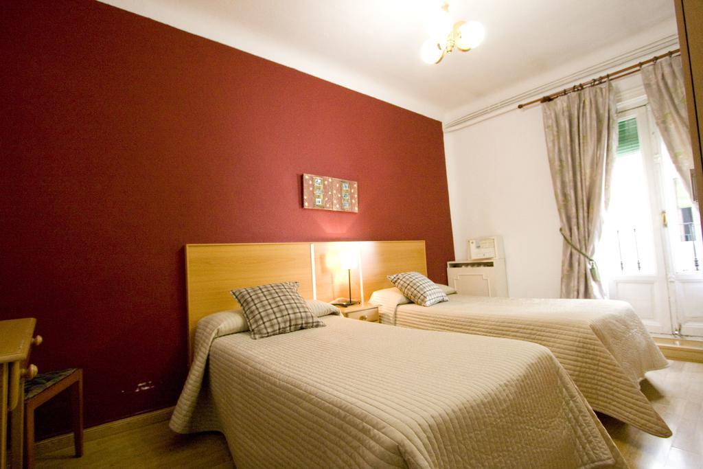 Hostal Trevinca Madrid Ngoại thất bức ảnh