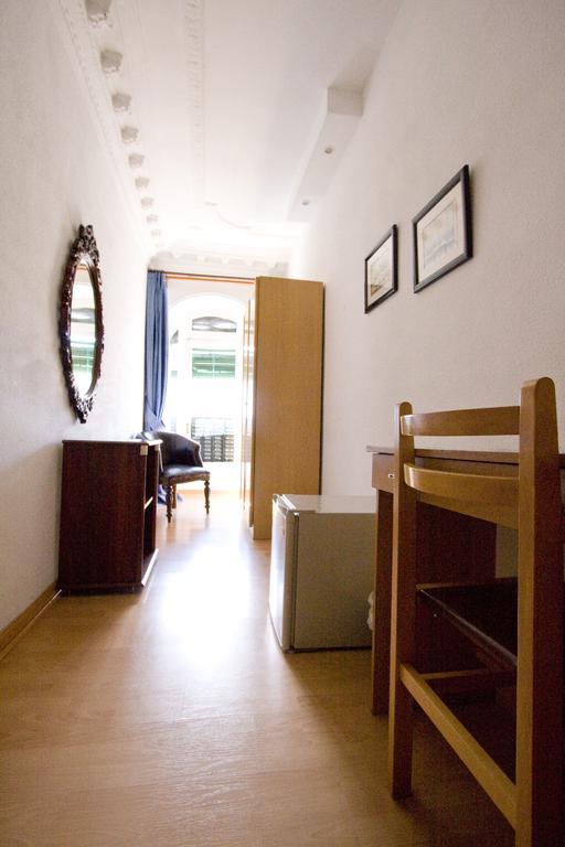 Hostal Trevinca Madrid Ngoại thất bức ảnh
