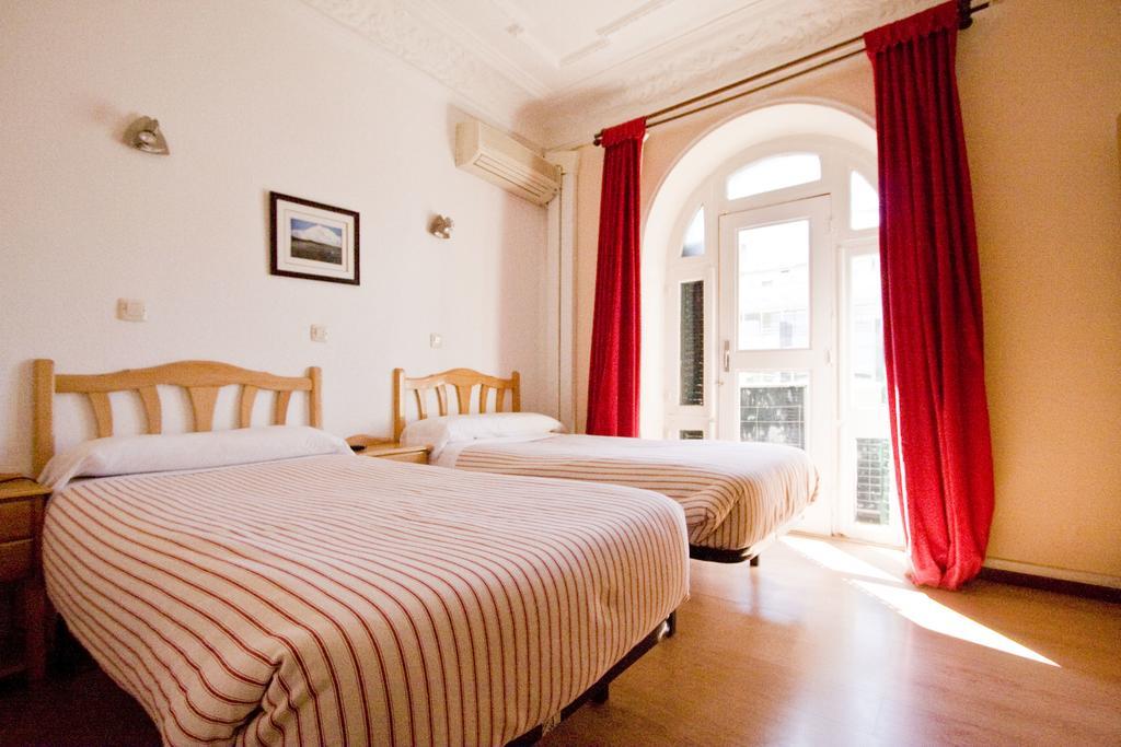 Hostal Trevinca Madrid Ngoại thất bức ảnh