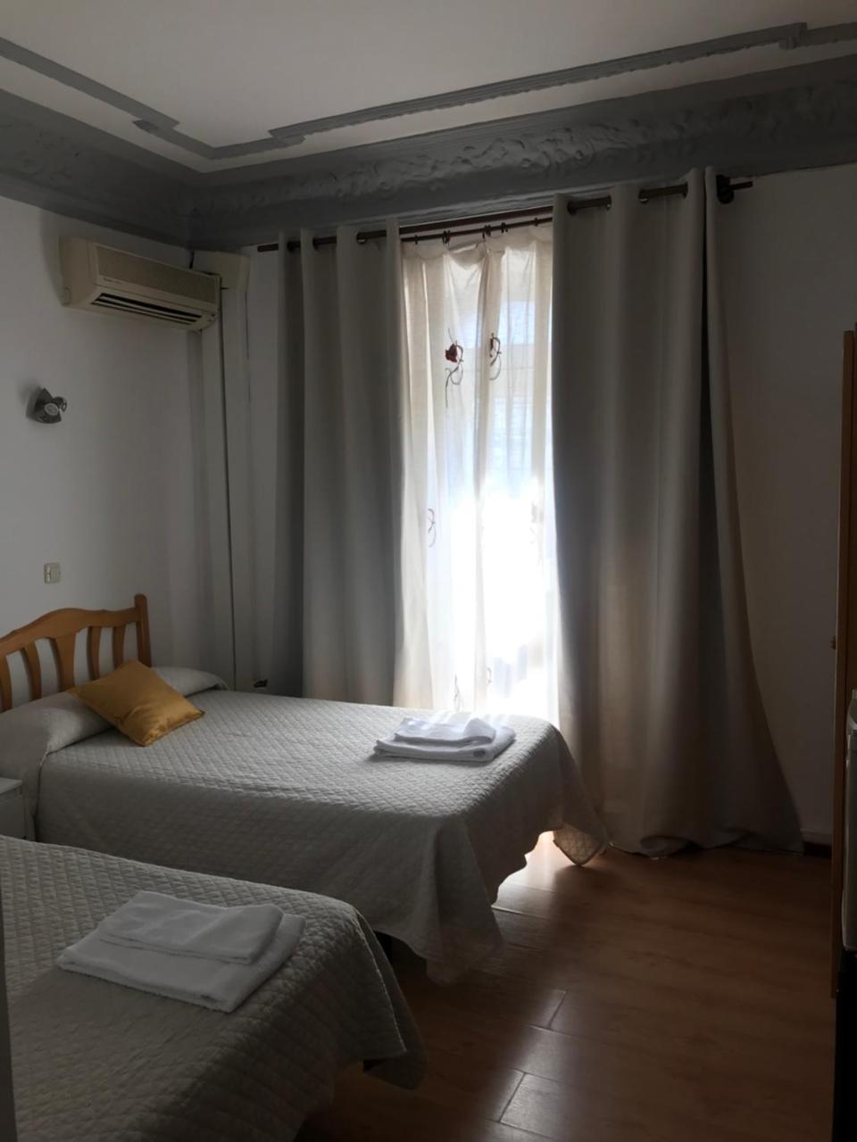 Hostal Trevinca Madrid Ngoại thất bức ảnh