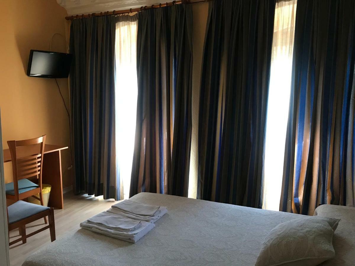 Hostal Trevinca Madrid Ngoại thất bức ảnh