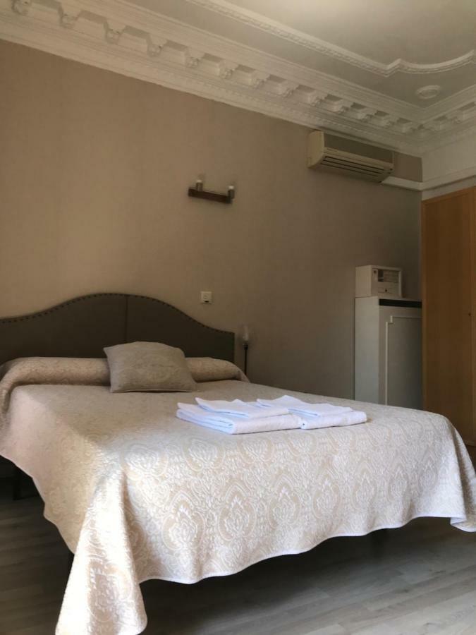 Hostal Trevinca Madrid Ngoại thất bức ảnh
